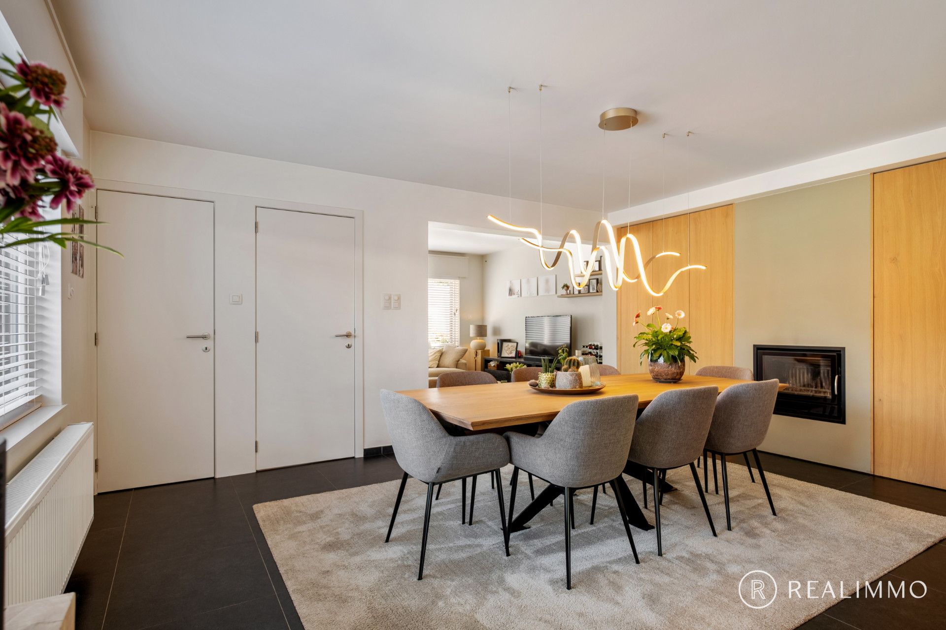 Stijlvol gerenoveerde woning op ruim perceel in het centrum van Moen foto 8