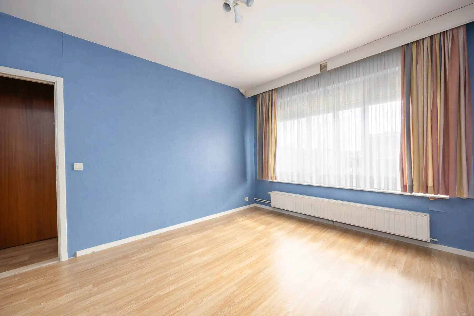 Gezellige halfopen bel-étage met oprit en zonnige tuin in Hoevenen! foto 7