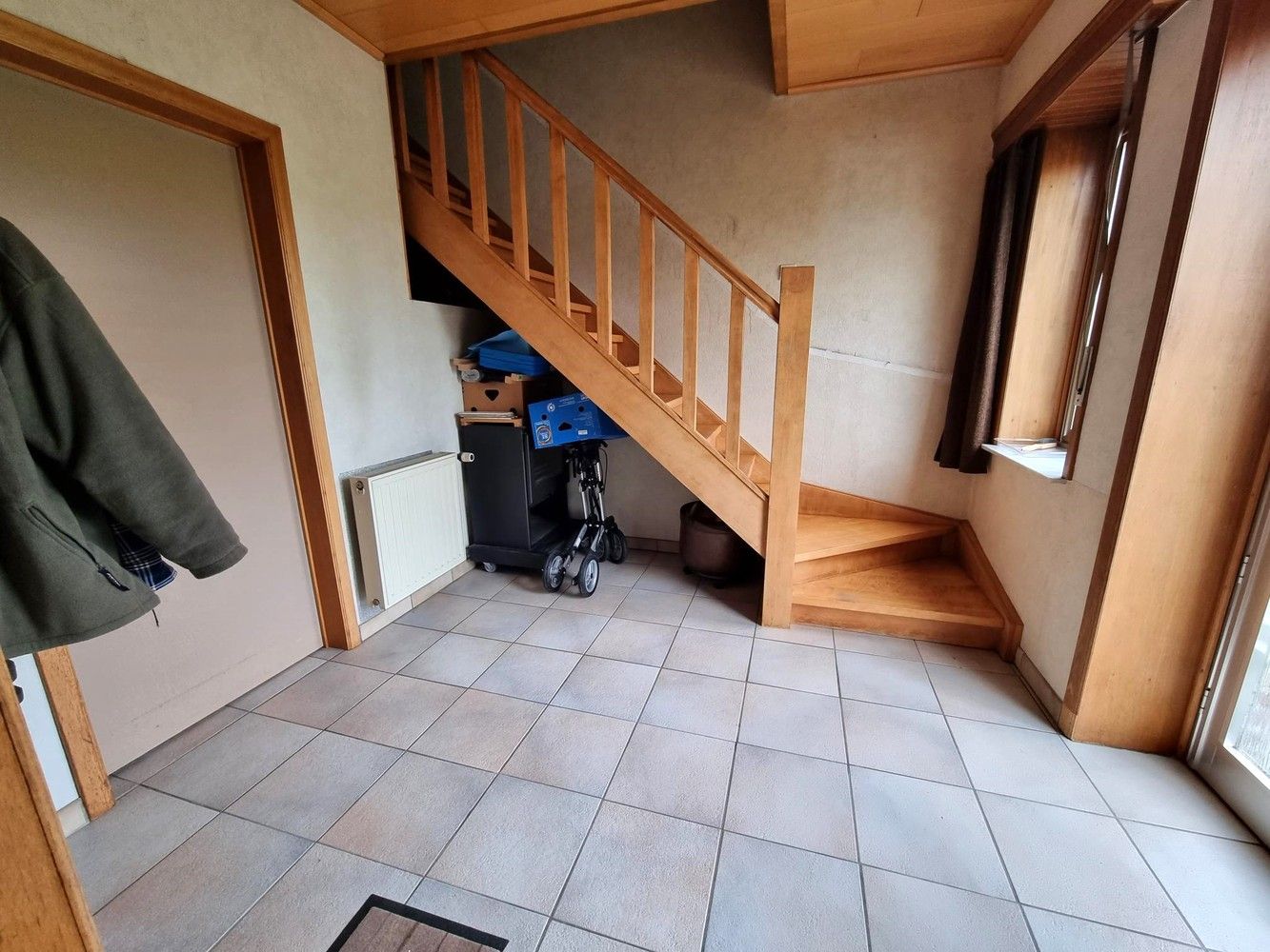 Zeer ruime woning met 6 slaapkamers, 2 woonkamers, 2 keukens, inpandige garage en groot bijgebouw. foto 7