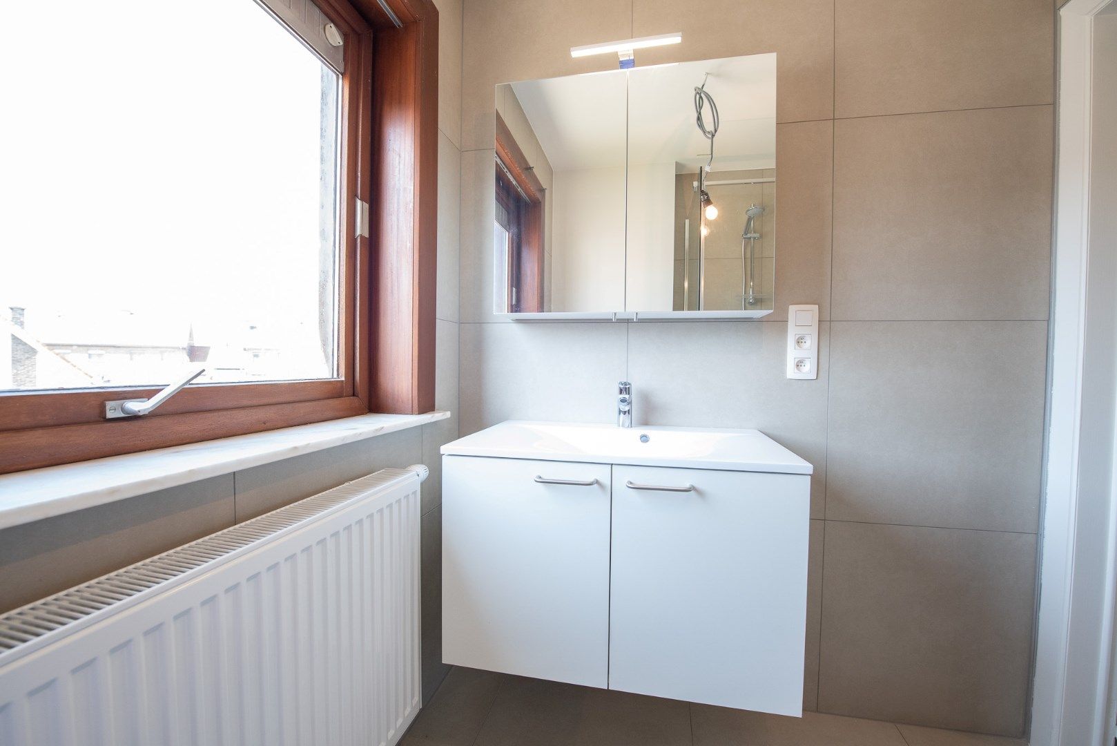 Gerenoveerde woning in rustige woonwijk TE HUUR in Waregem! foto 12