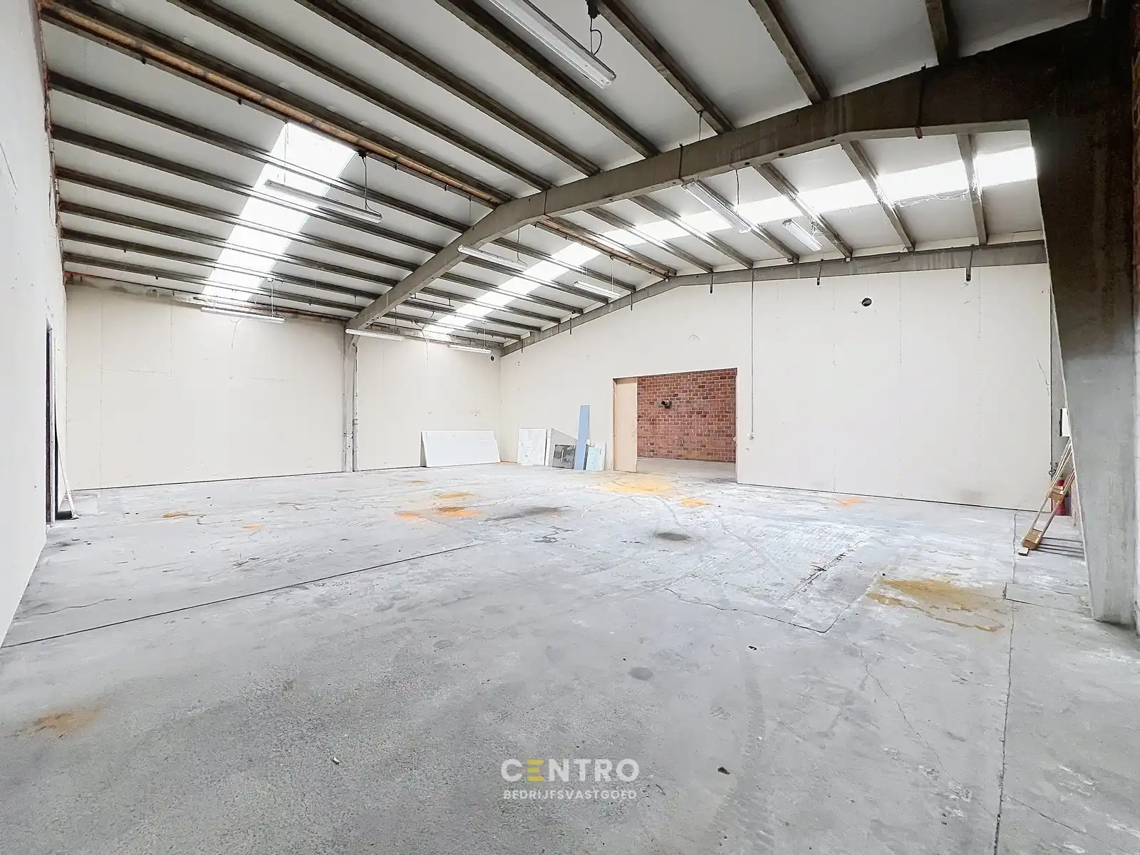 Baanwinkel voor bedrijf (productie, opslag, techniek, recreatie) met bijkomende verkoop naast Lecot, Basic-Fit, Hopsiepops, Eldi, Van Haaren,... vlak bij de RING aan de Poort tot Poperinge ! foto 10