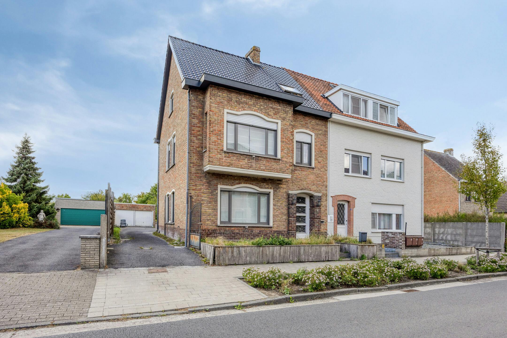 Ruim halfopen huis met 3 slaapkamers te koop in Eeklo foto {{pictureIndex}}