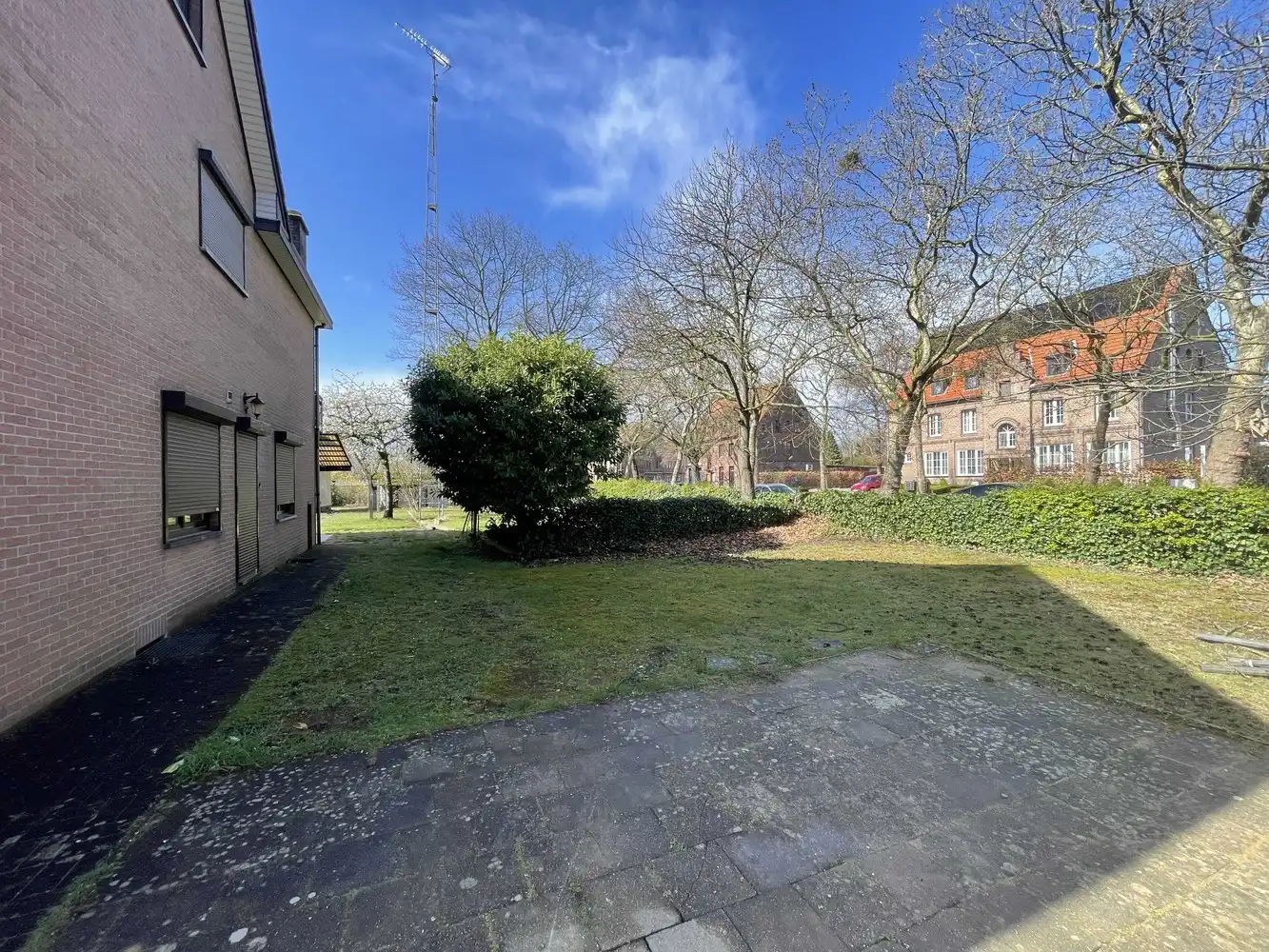 Tweewoonst met mooie tuin en vrijstaande garage foto 19