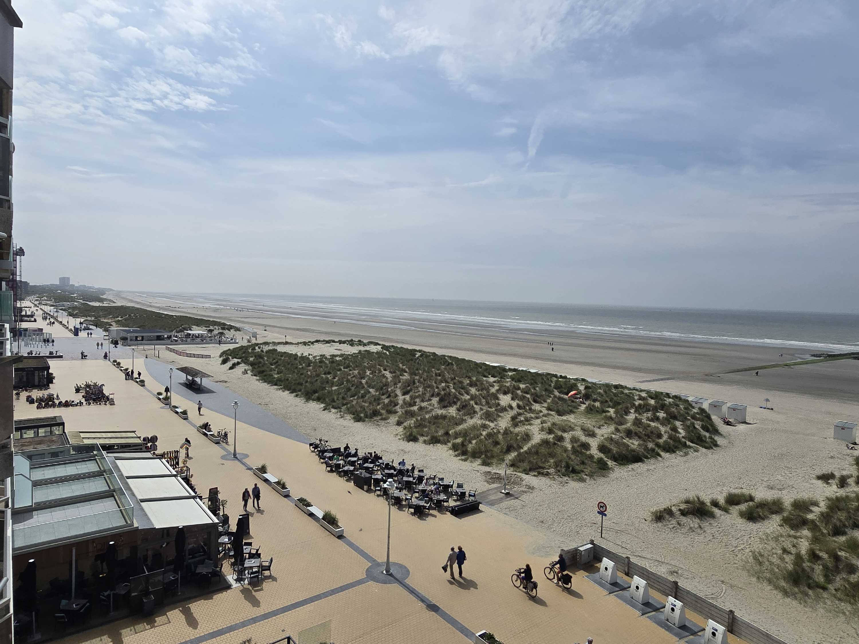 Gerenoveerd luxueus appartement op zeedijk te Nieuwpoort foto {{pictureIndex}}