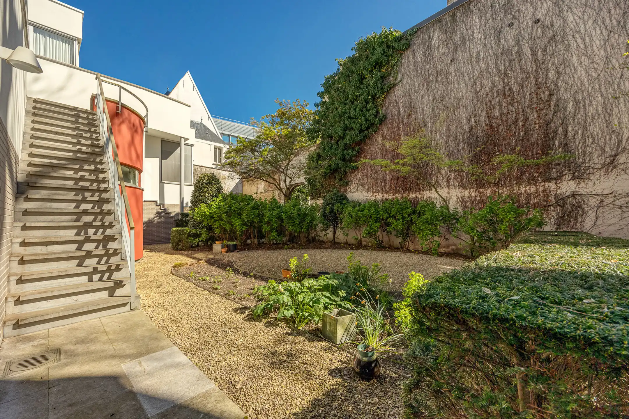 ANTWERPEN CENTRUM - Ruim appartement met kantoor en tuin  foto {{pictureIndex}}