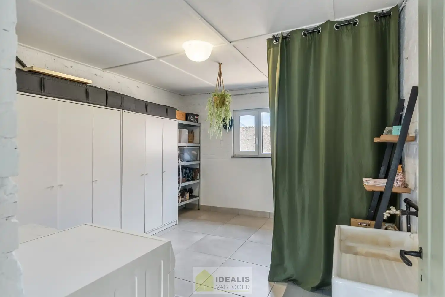 IDEALIS VASTGOED – EENGEZINSWONING MET EEN KNAPPE LEEFRUIMTE MET OPEN HAARD EN AANSLUITEND OPEN MODERNE KEUKEN, EEN HEERLIJKE VERANDA, MOGELIJKHEID TOT 4 SLAAPKAMERS, 2 BADKAMERS, 2 GARAGES EN EEN RUIM WERKHUIS MOMENTEEL INGERICHT ALS LOUNGERUIMTE, VOLLEDIG AANGELEGD MET EEN KNAPPE TUIN OP EEN PERCEEL VAN 8A 65CA! Deze ruime gezinswoning omvat +- 204m² netto bewoonbare oppervlakte met een aangename woonkamer bestaande uit zit-en eetgedeelte, een open moderne keuken, veranda, mogelijkheid tot 4 slaapkamers en 2 badkamers. Momenteel is de woning ingericht als 2 aparte woongelegenheden. Tevens beschikt de woning over een apart garagegebouw bestaande uit 2 garages met achterliggend een werkhuis momenteel ingericht als loungeruimte. Een unieke kans voor kandidaten op zoek naar een ééngezinswoning voorzien van alle faciliteiten op een fijne locatie tussen de centra van Oudsbergen, Bocholt, Bree en Peer! De huidige eigenaar heeft reeds een nieuw dak aangekocht. Dit wordt geplaatst voor de... foto 24