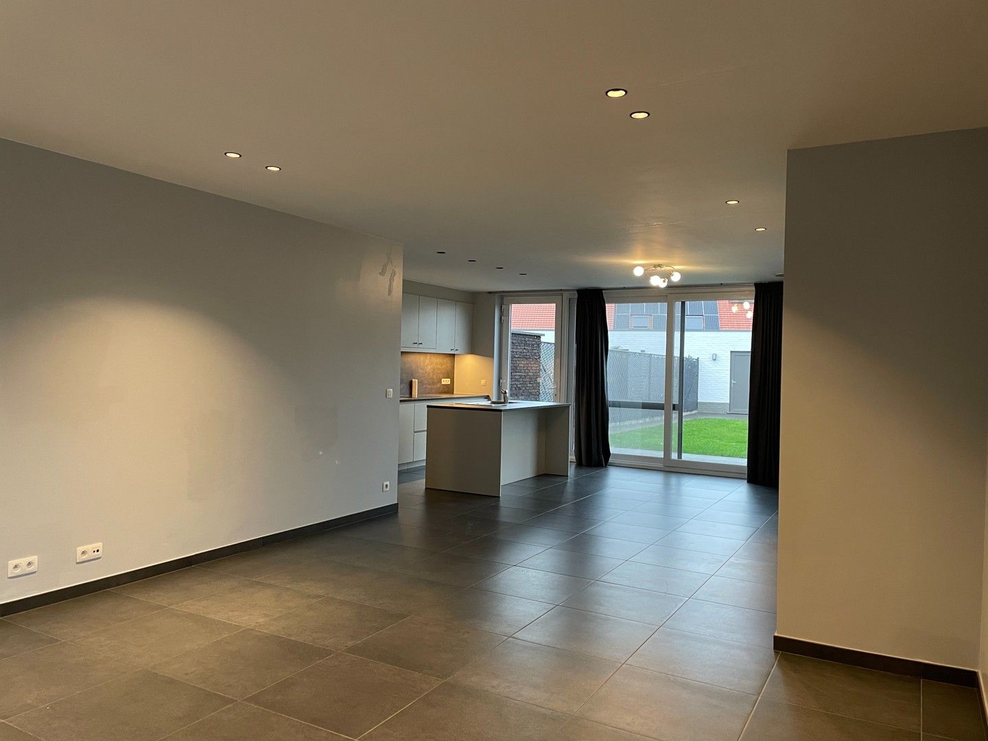 Recent en verzorgde hoekwoning met 2 parkeerplaatsen en garage foto 5