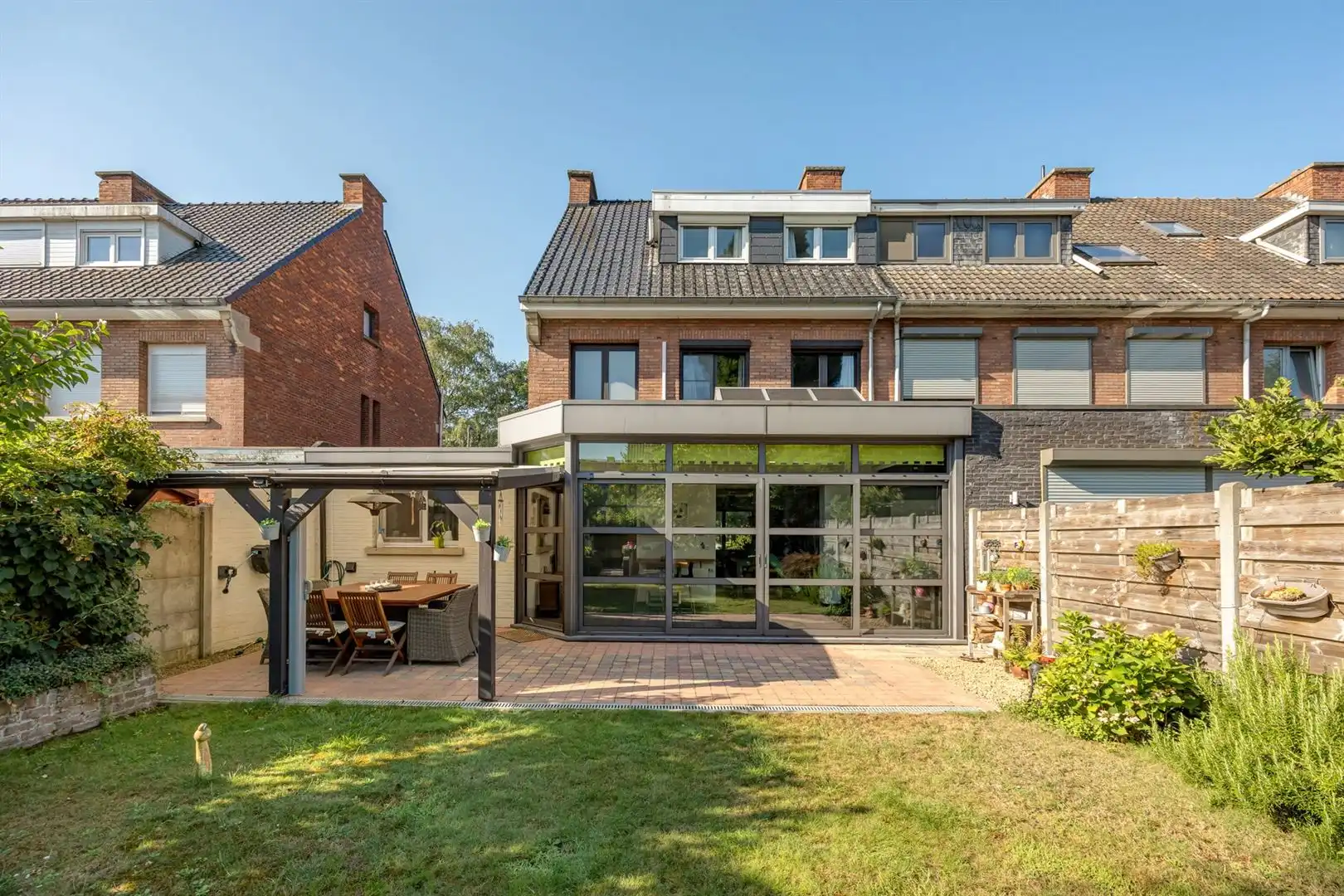 Instapklare halfopen woning in kindvriendelijke woonwijk. foto 2