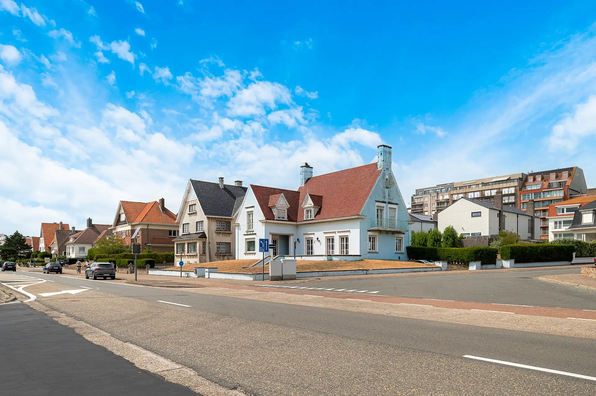 Hoofdfoto van de publicatie: Majestueuze villa op toplocatie en 919m² grond, op slechts 150 meter van het strand