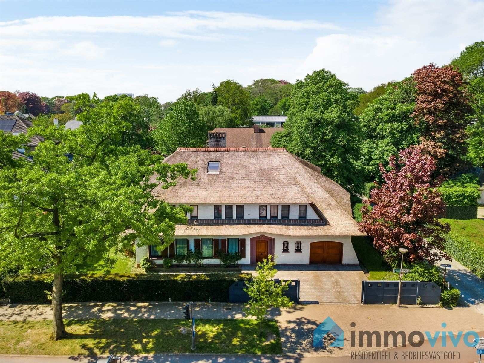 Karaktervolle rietgedekte villa op 1.120 m² met 5 slaapkamers en badkamers (475 m² bewoonbaar!) foto 2