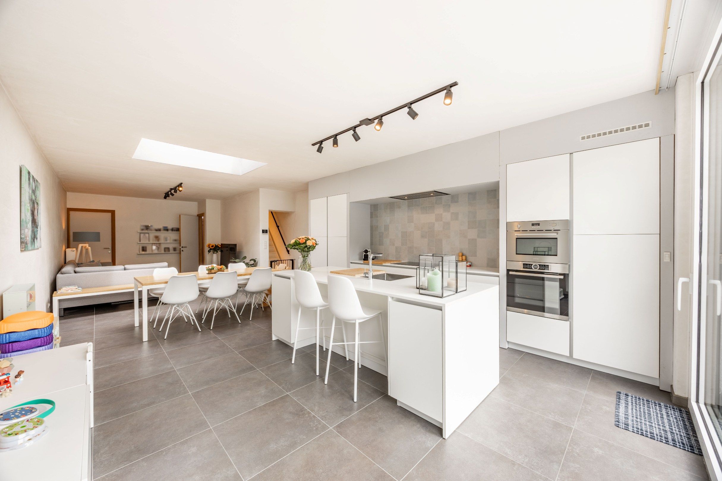 SUBLIEM GERENOVEERDE RIJWONING MET UITWEG foto 3