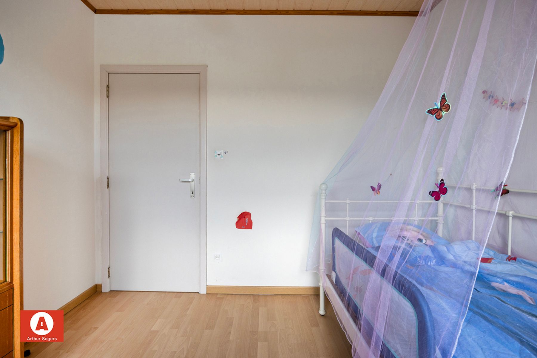 Halfopen woning in doodlopende, rustige straat foto 17