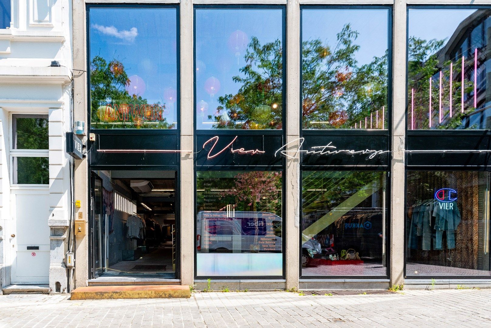 Veelzijdig handelspand in trendy winkelbuurt  foto {{pictureIndex}}