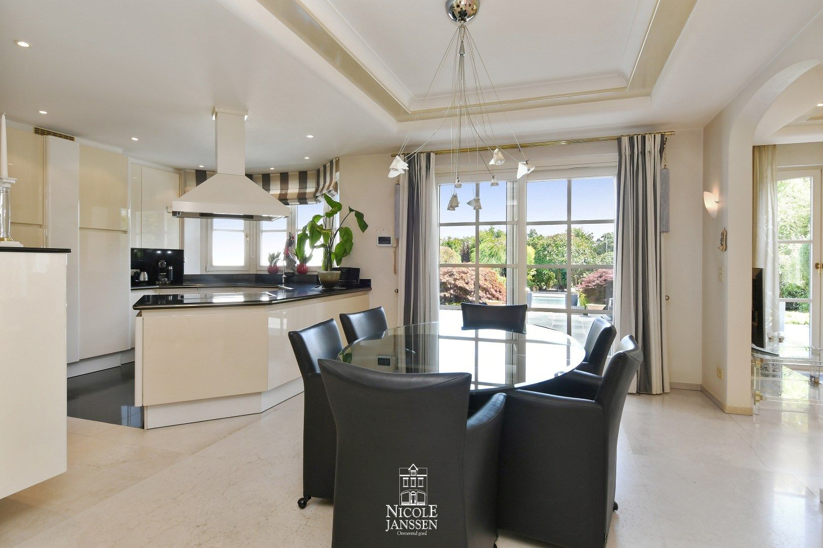 Exclusieve villa met zwembad, poolhouse en royale leefruimtes foto 7