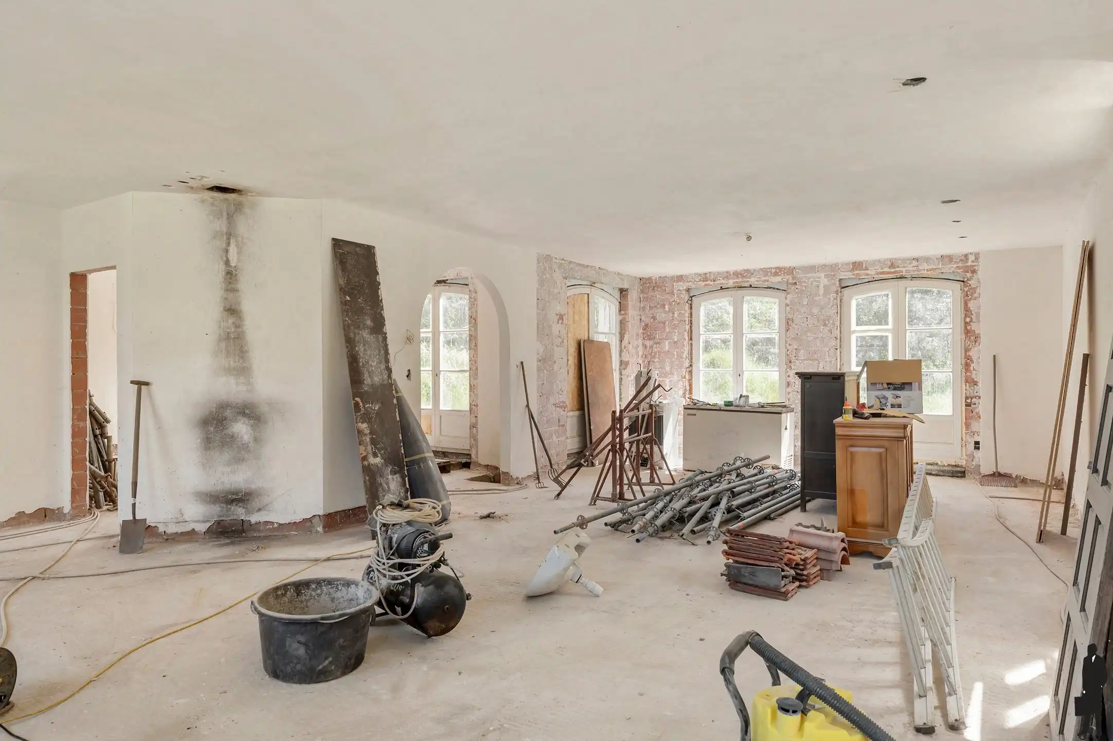 Authentieke hoeve in renovatie op een uitzonderlijk ruim perceel, rustig en landelijk gelegen met een uitstekende zuidelijke oriëntatie. foto 5