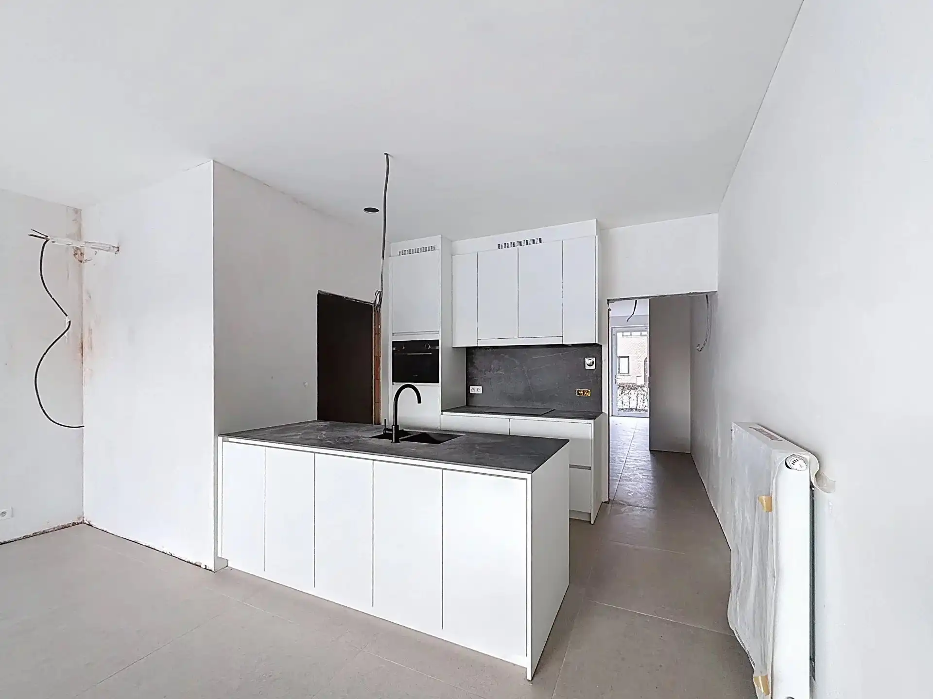 Luxueus en modern afgewerkt gelijkvloers appartement met tuin, 1 slaapkamer en 2 staanplaatsen. foto 4