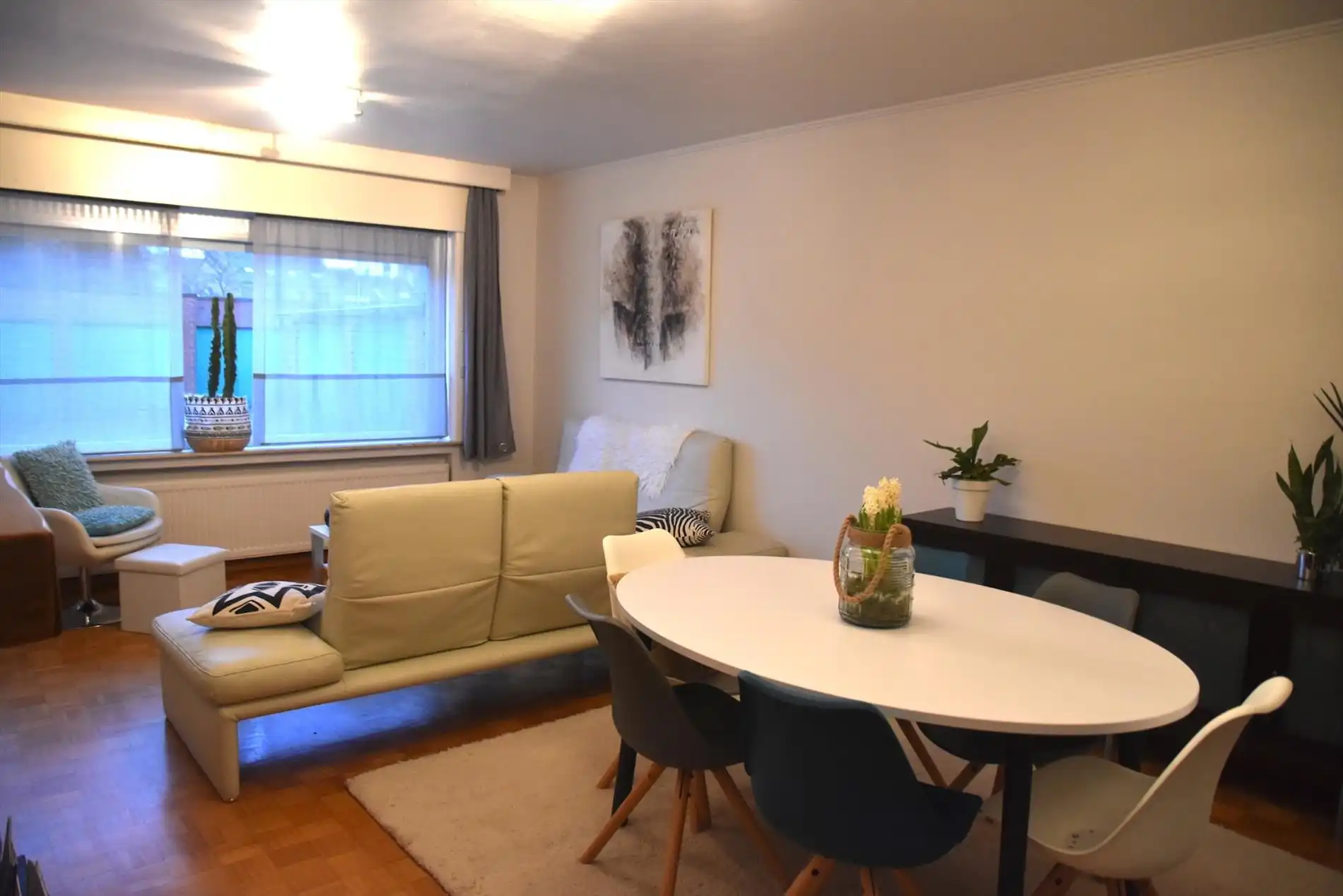 Zonrijk, ruim en gelijkvloers appartement met 2 slaapkamers, garage en zuidgericht terras … foto 3