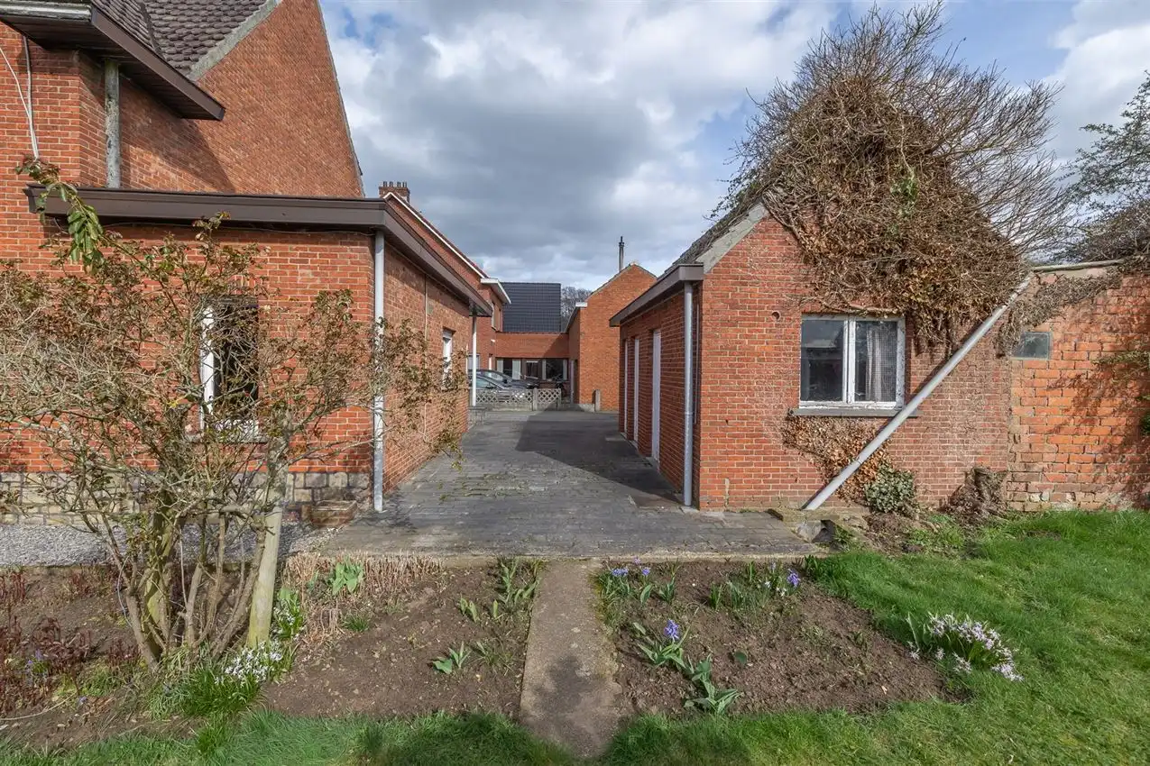 Vlakbij ingang merodebossen, soldie woning met potentieel foto 24