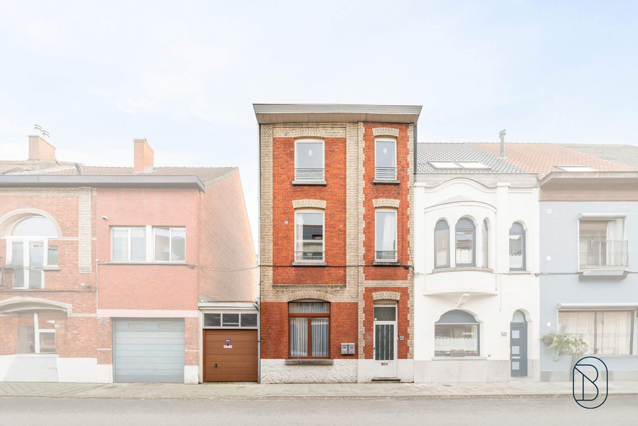 Topgelegen opbrengsteigendom met garage en grote tuin foto {{pictureIndex}}