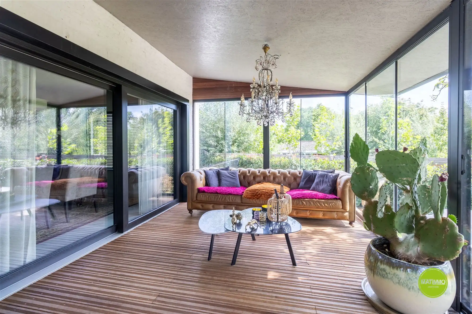 Luxueus gerenoveerde woning met groot stuk grond  foto 17