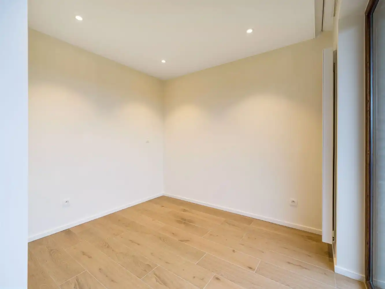 Gerenoveerde serviceflat op 4e verd. met 1 slpk. en terras foto 8