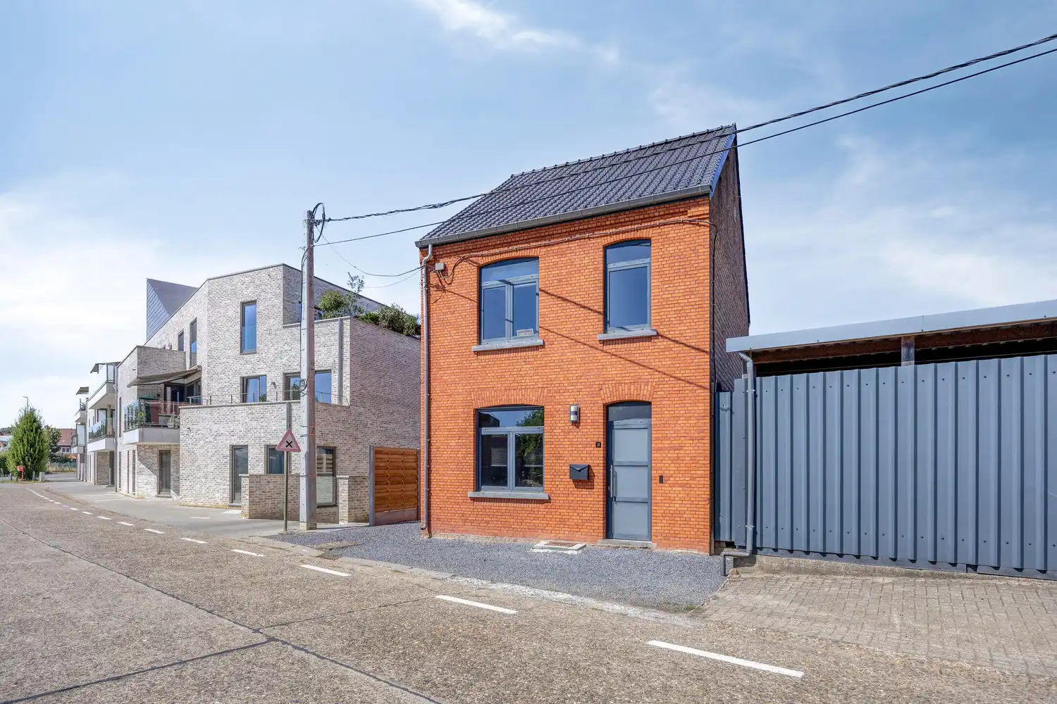 Hoofdfoto van de publicatie: INSTAPKLARE WONING MET 3 SLPKS TE DIEST!