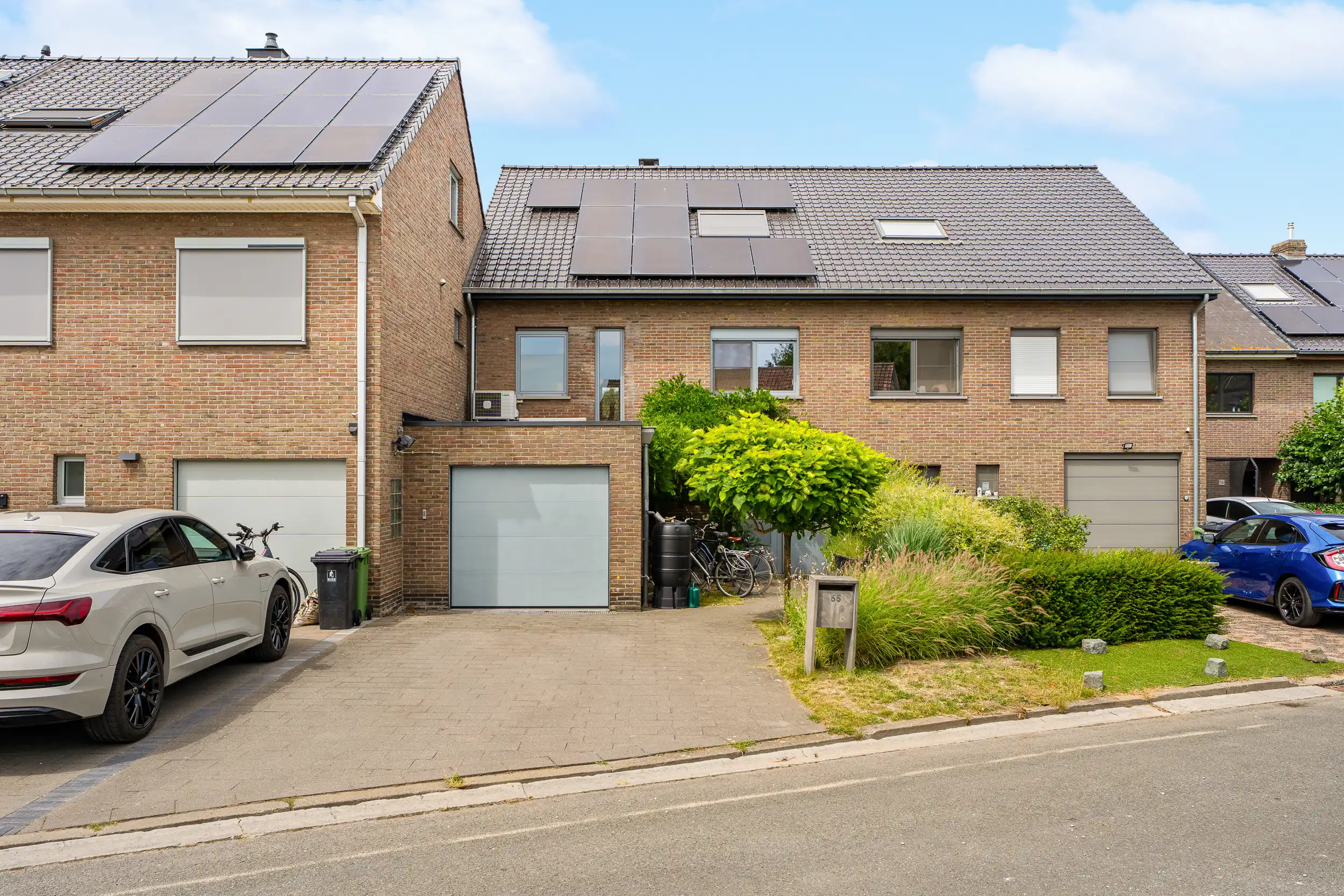 Ruime, instapklare, gezinswoning in residentiële wijk foto 30