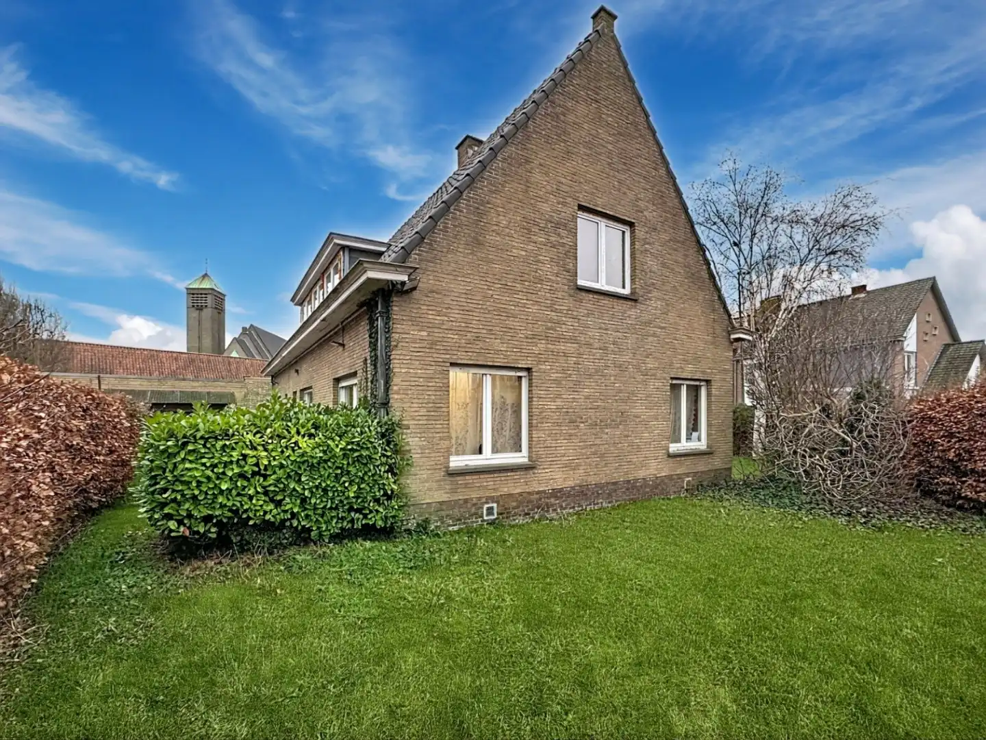 Statige villa met 4 slaapkamers en bureau foto 26
