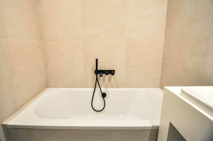 Volledig gerenoveerd, lichtrijk appartement op wandelafstand van zee en het commercieel centrum. foto 13