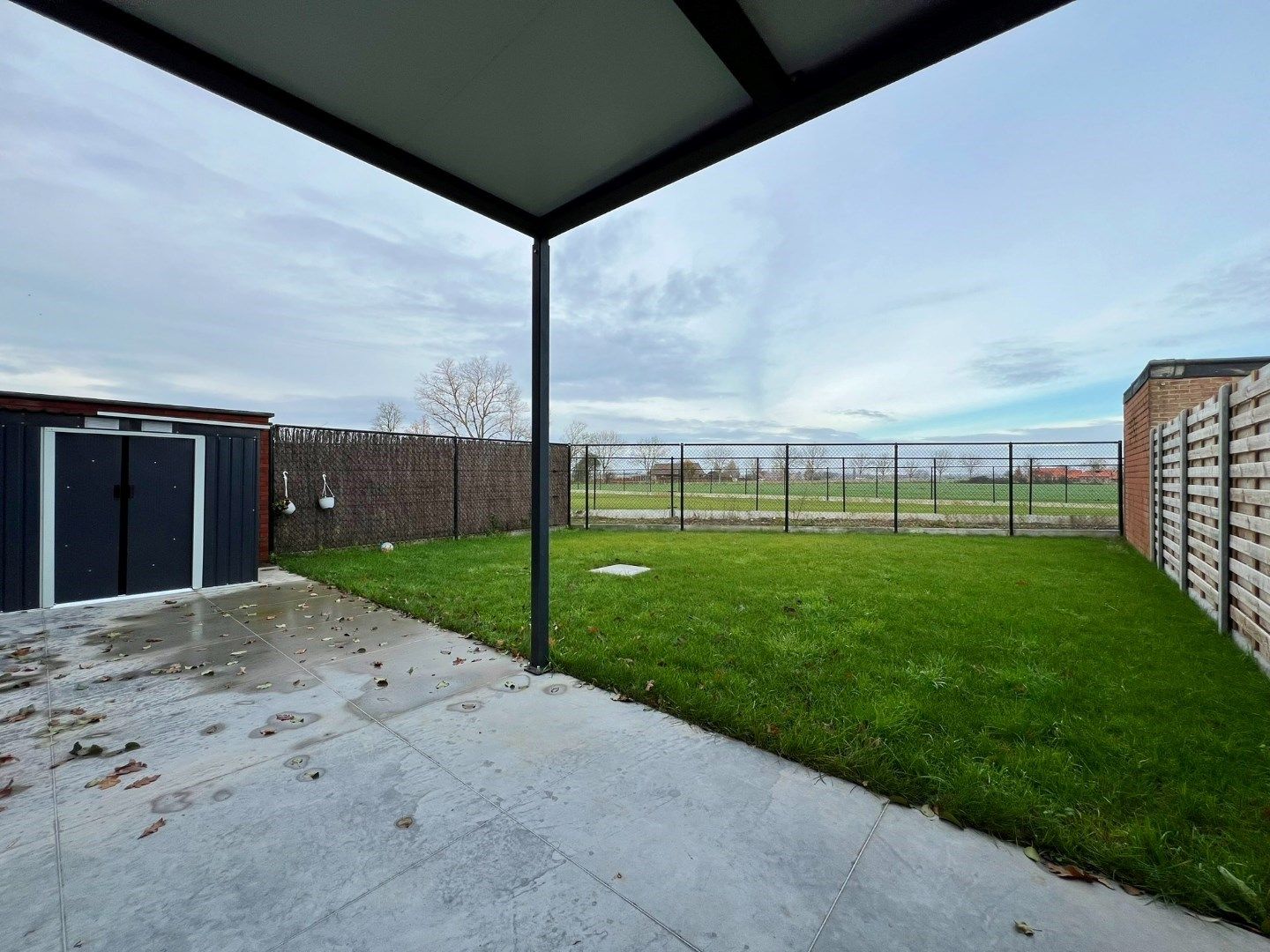 Nieuwbouwwoning met 3 slaapkamers, carport en afgesloten tuin met terras.  foto 18