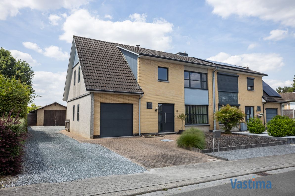 Hoofdfoto van de publicatie: Halfopen gezinswoning met 3-4 slaapkamers en extra garage