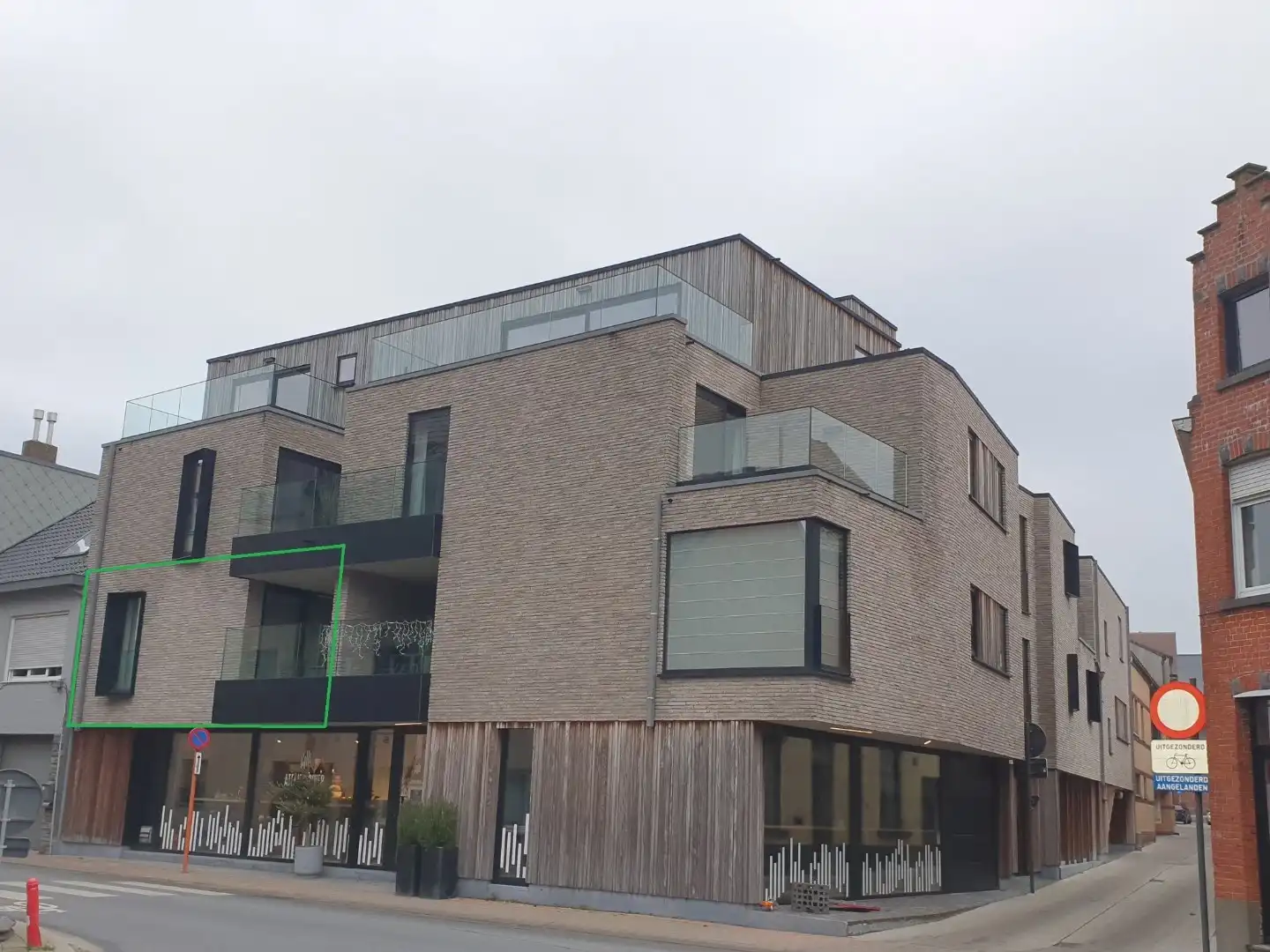 Luxe appartement met 2 ruime SLK,  een terras en een private autostaanplaats foto {{pictureIndex}}