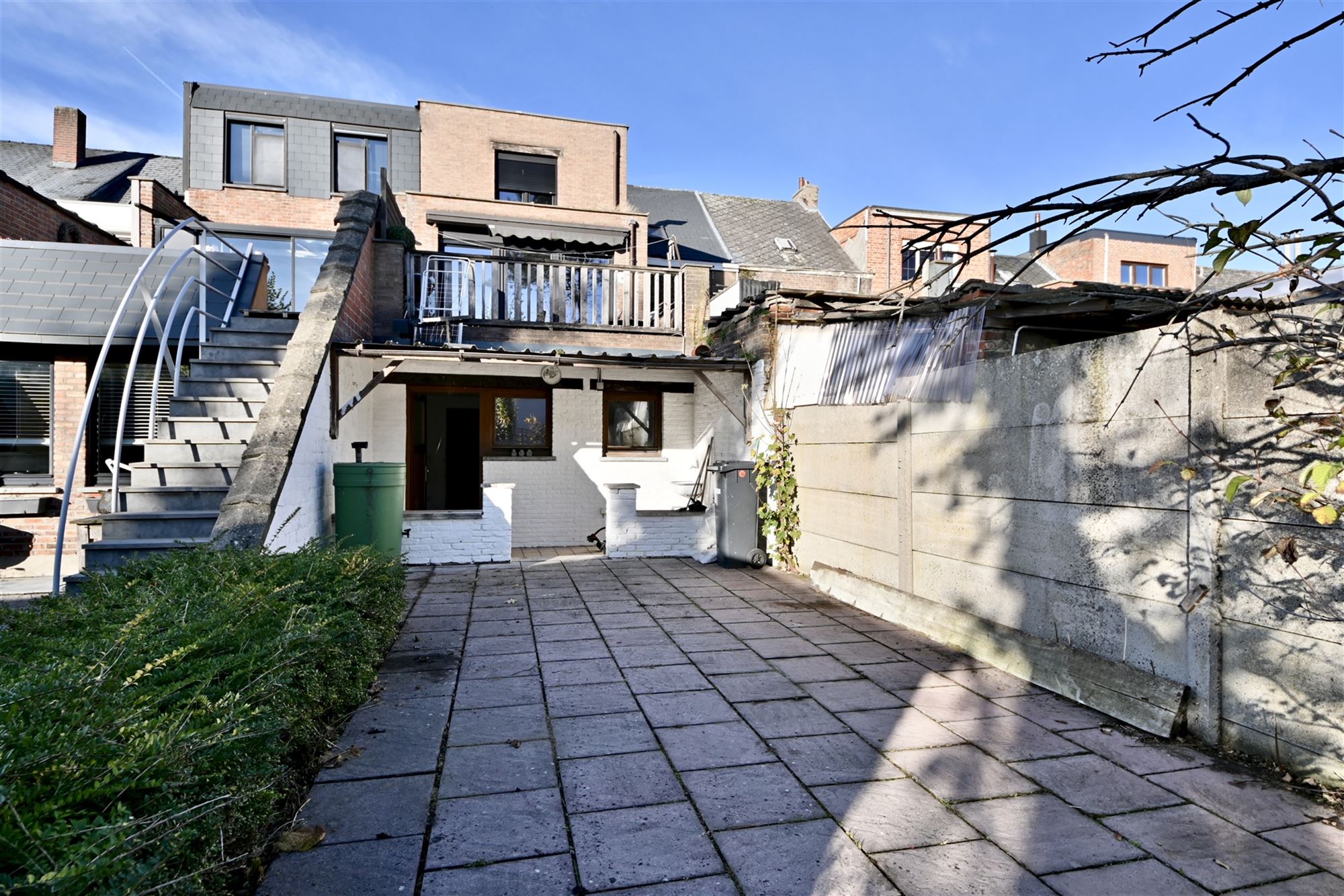 Handelsruimte met duplex appartement en tuin.  foto 11