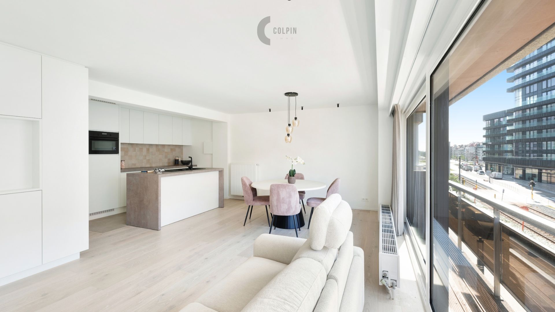 Instapklaar, gerenoveerd appartement op toplocatie vlakbij het strand en Heldenplein foto {{pictureIndex}}