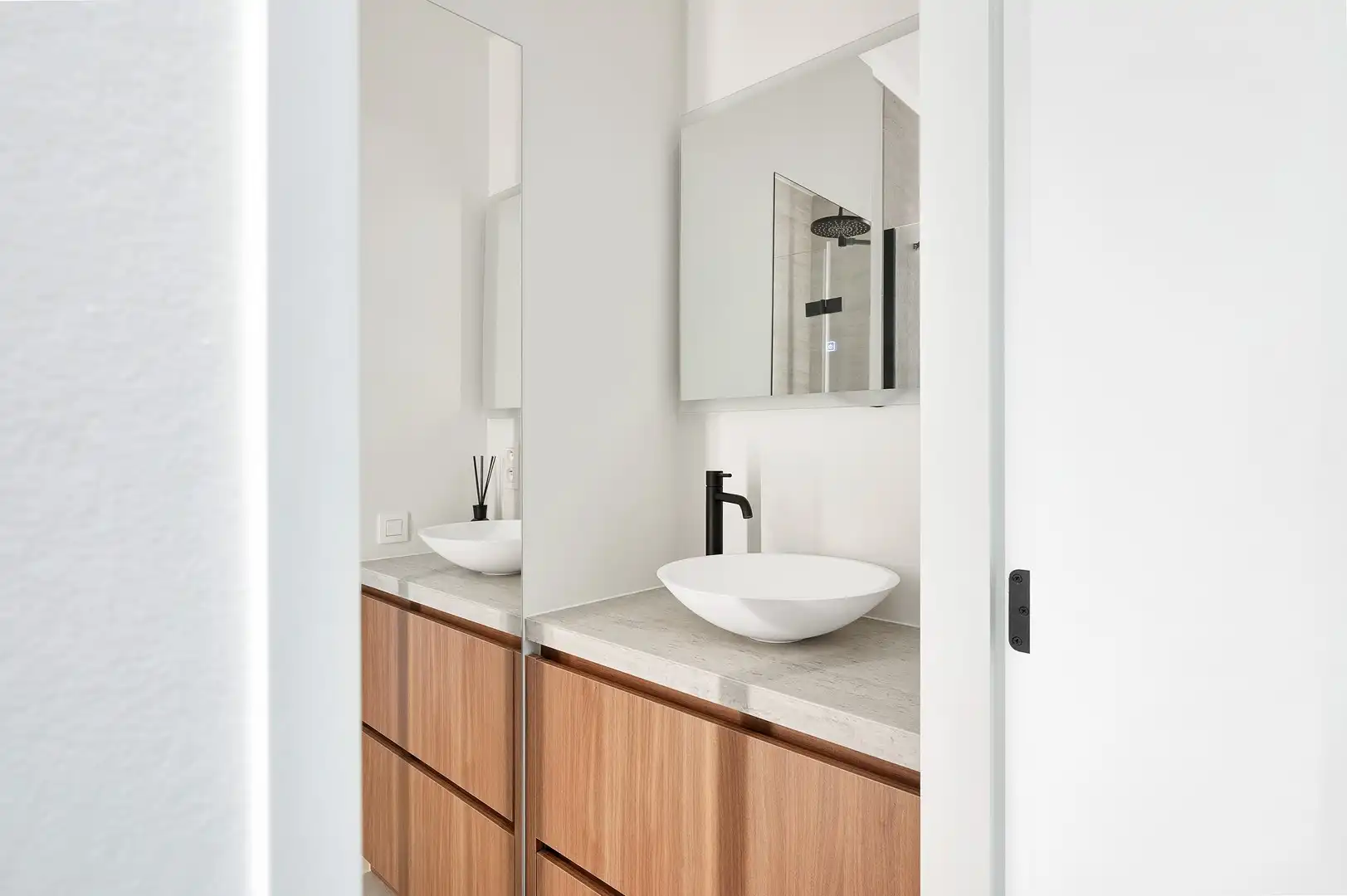 Volledig gerenoveerd appartement met zuidgericht terras heel centraal gelegen op de Kustlaan. foto 24