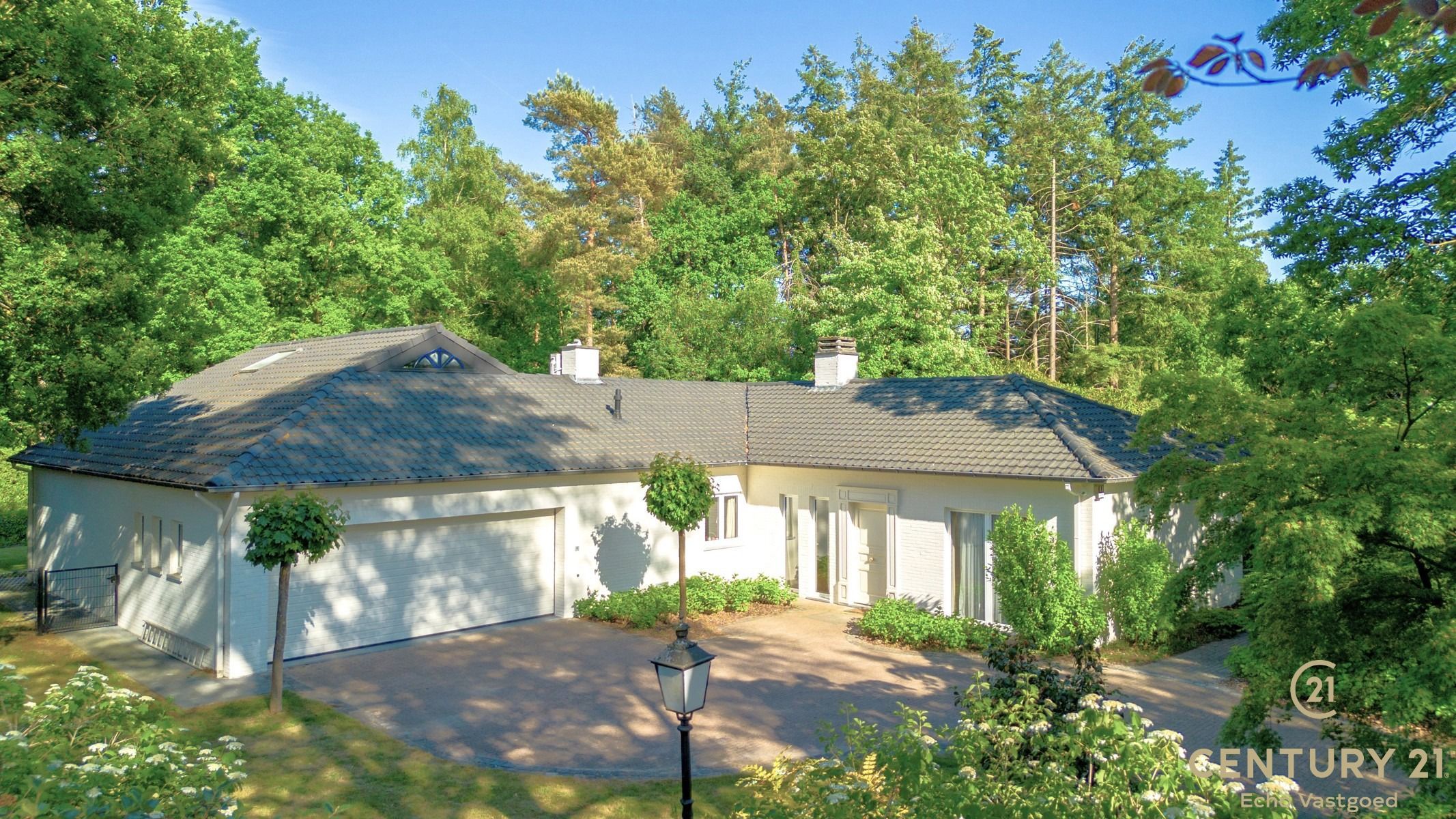 Gelijkvloerse fraaie villa met prachtige tuin op ca 1700m² foto {{pictureIndex}}