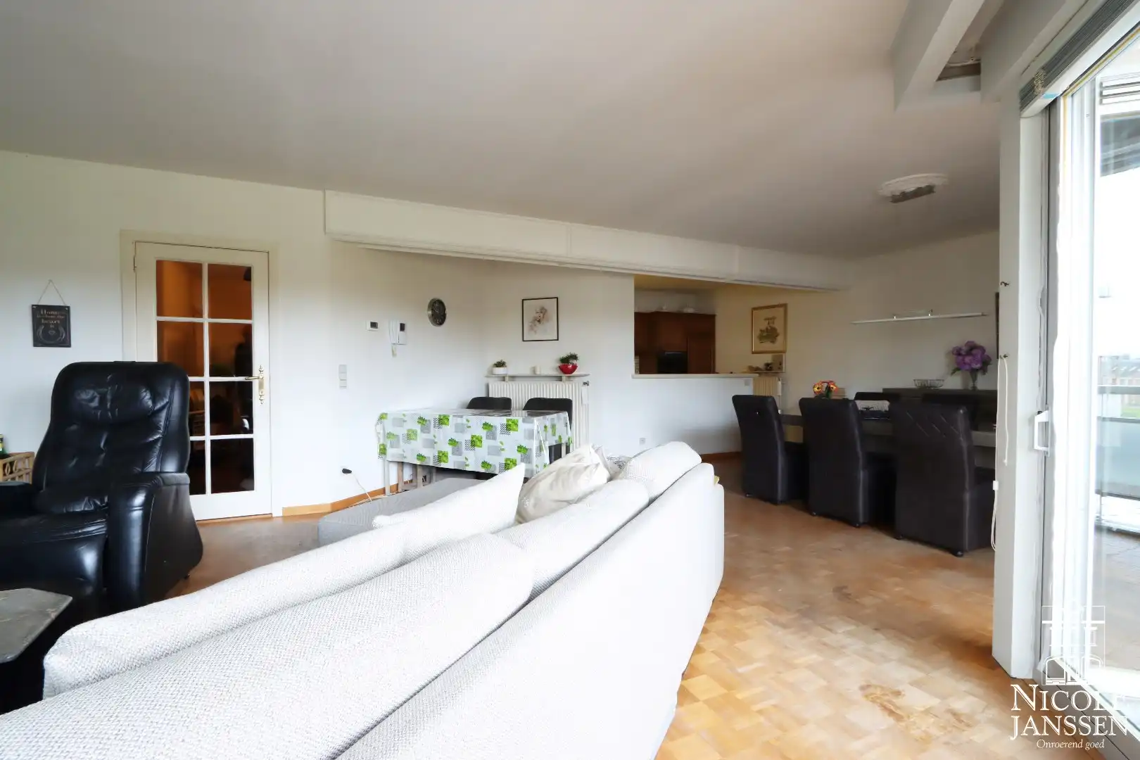 Ruim en instapklaar appartement met terras vlakbij het centrum foto 5