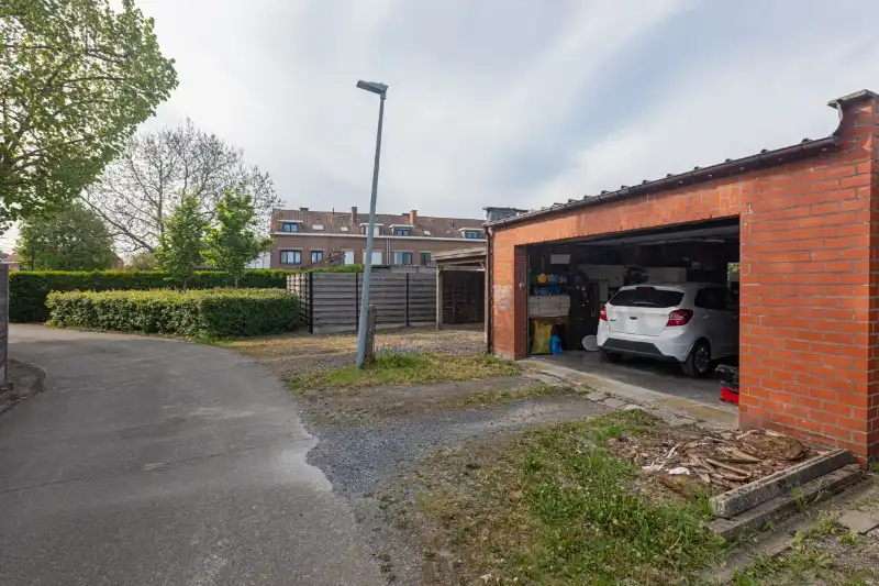 Rustig gelegen, te moderniseren woning met 3 slaapkamers (meer mogelijk), tuin en grote garage op 288m². foto 14