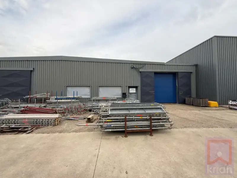 Magazijn / KMO-gebouw te huur – ± 1.500 m² foto {{pictureIndex}}