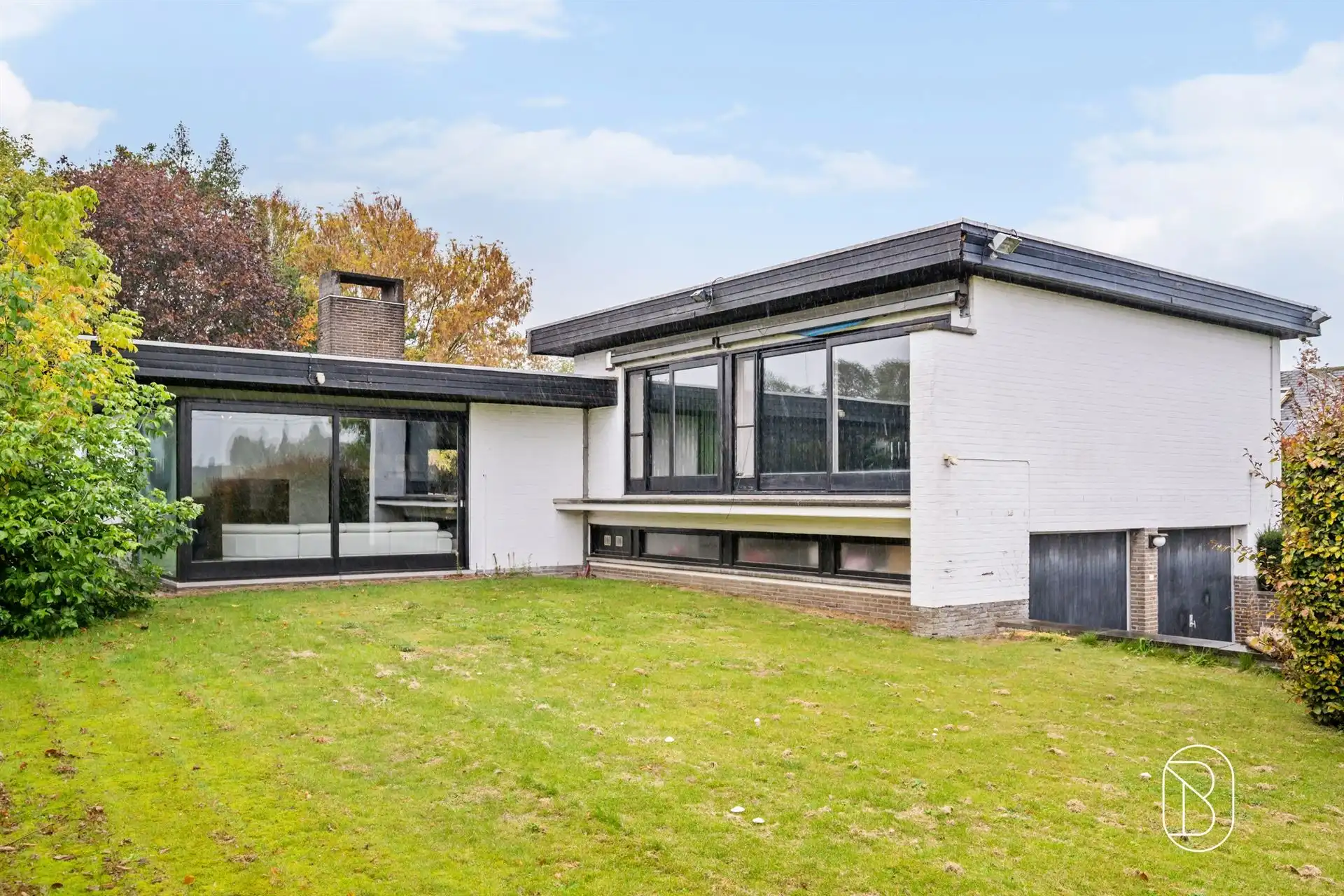Hoofdfoto van de publicatie: Villa met 3 slk en praktijkruimte in volle privacy