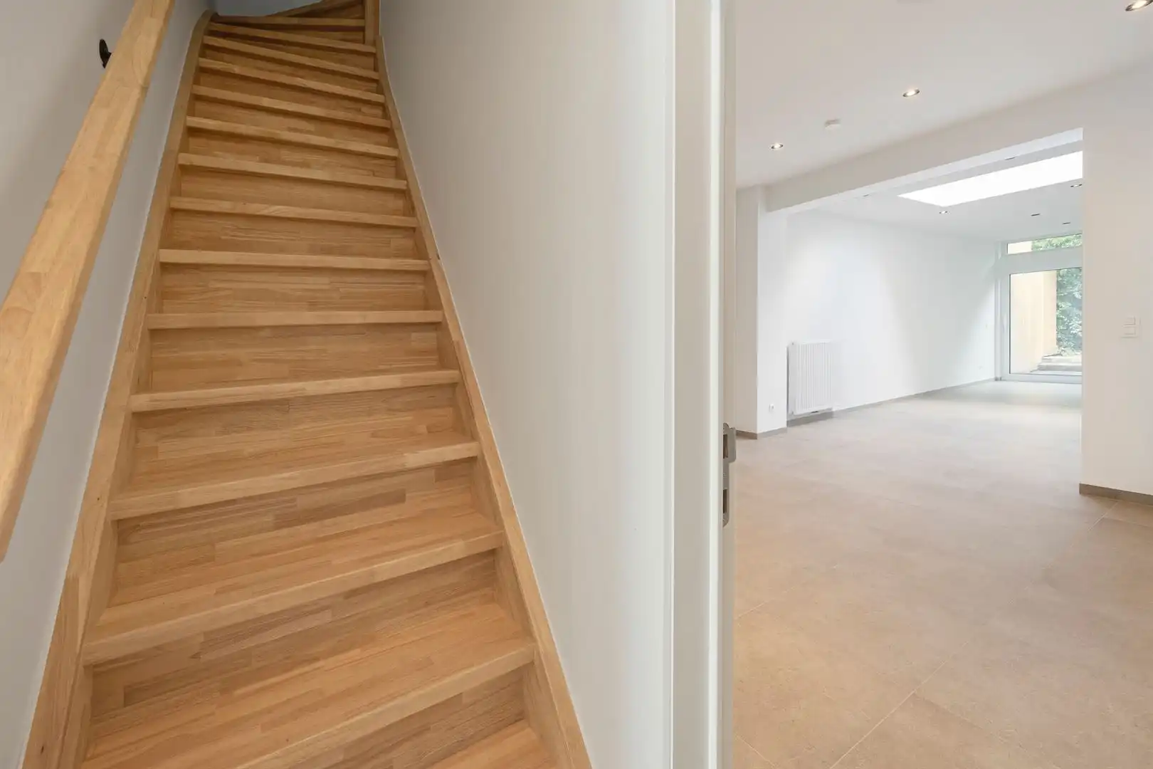 Volledige gerenoveerde woning met 2 slaapkamers foto 2