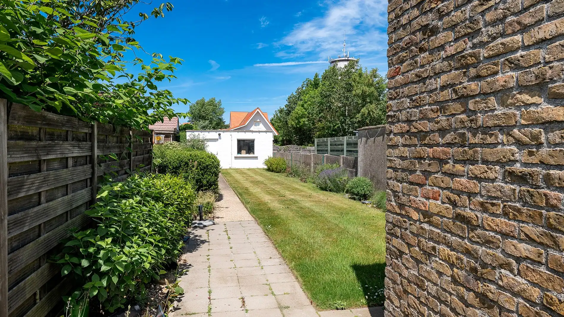 Halfopen woning met garage vlakbij Duinenwater foto 2
