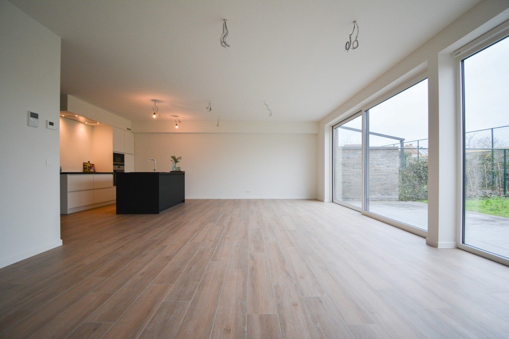 Lichtrijk gelijkvloers appartement met privé tuintje foto 2