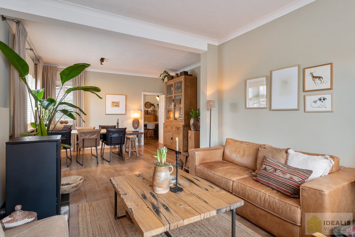 IDEALIS VASTGOED – Prachtige, stijlvolle woning met een aangename 123m² als bewoonbare oppervlakte. De woning omvat een lichtrijke ruime woonkamer voorzien van een pellet kachel en met een prachtige parketvloer dewelke overgaat in de keuken en 3 slaapkamers op een ruim en prachtig aangelegd perceel van 7a 42ca. Dit alles gelegen in een heerlijk rustige straat, op enkele minuten zowel van de centra van Pelt als Achel, doch ook op een steenworp van de Nederlandse grens, dichtbij Valkenswaard en Eindhoven. foto 11