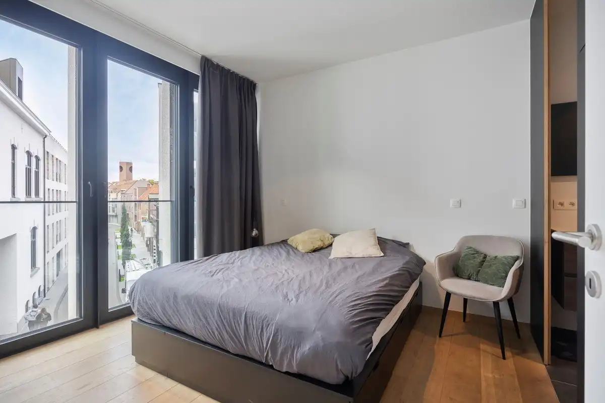 Stijlvolle cityflat met overdekt terras in hartje Hasselt – ideaal als starterswoning, pied-à-terre of investering foto 9