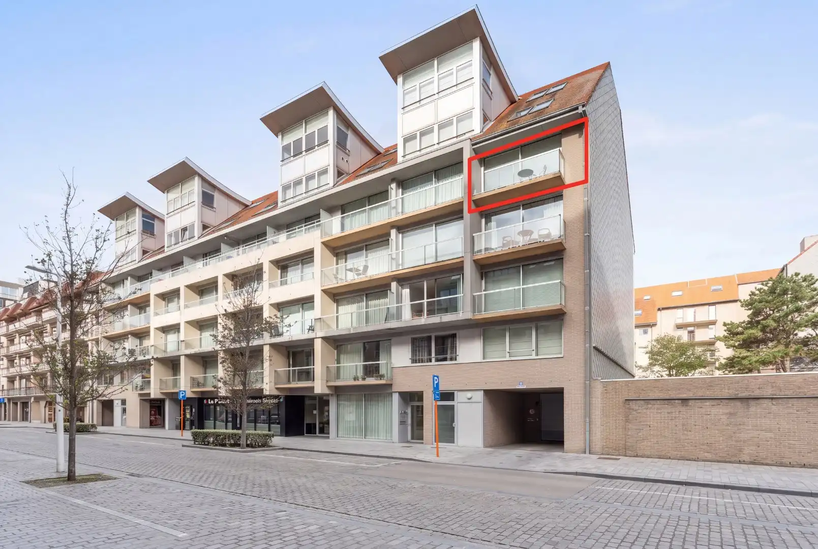 Modern gemeubeld 2 slaapkamerappartement met garage TE KOOP foto 17
