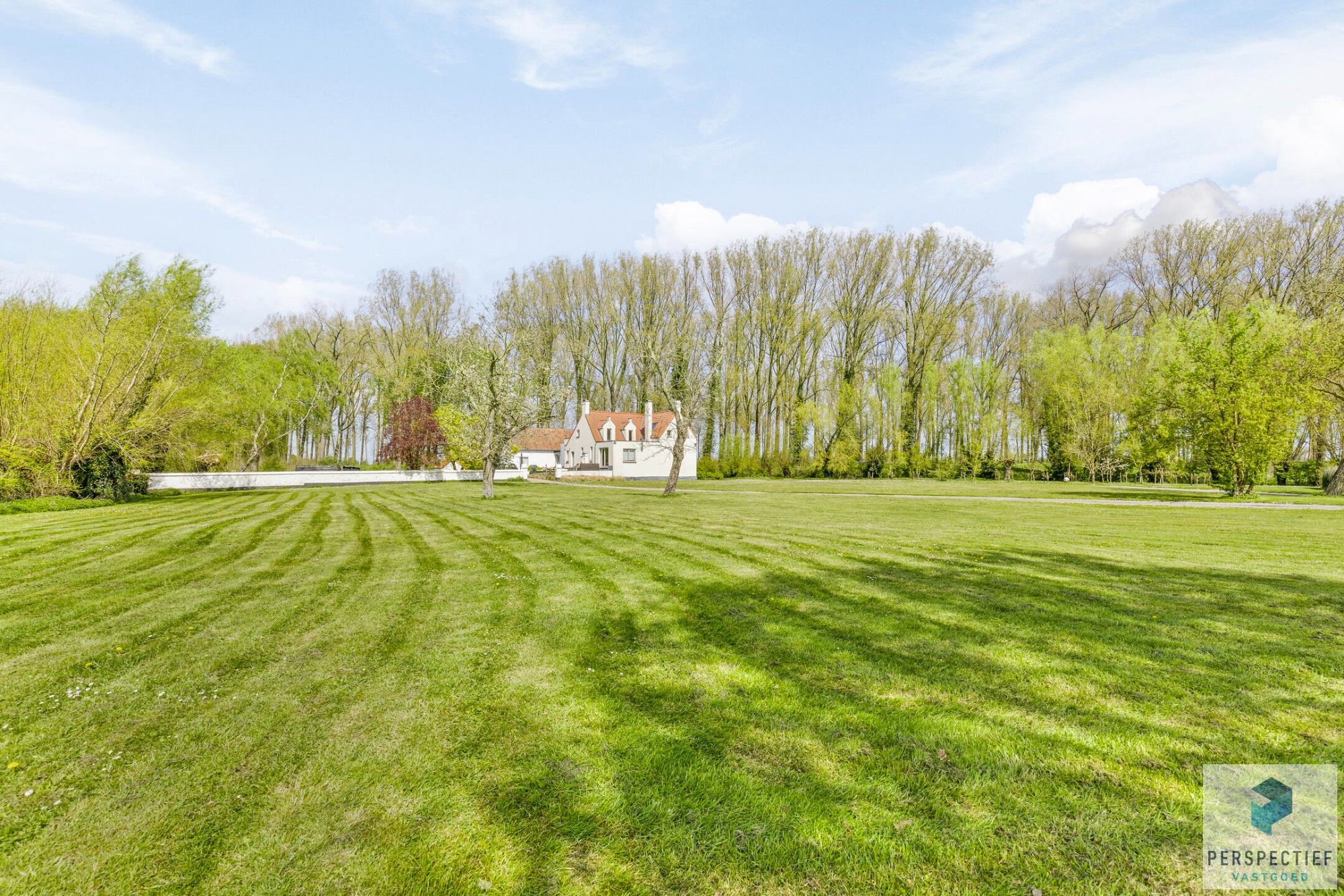 Karaktervolle, op te knappen landhuis aan Schipdonkkanaal in Damme foto 7