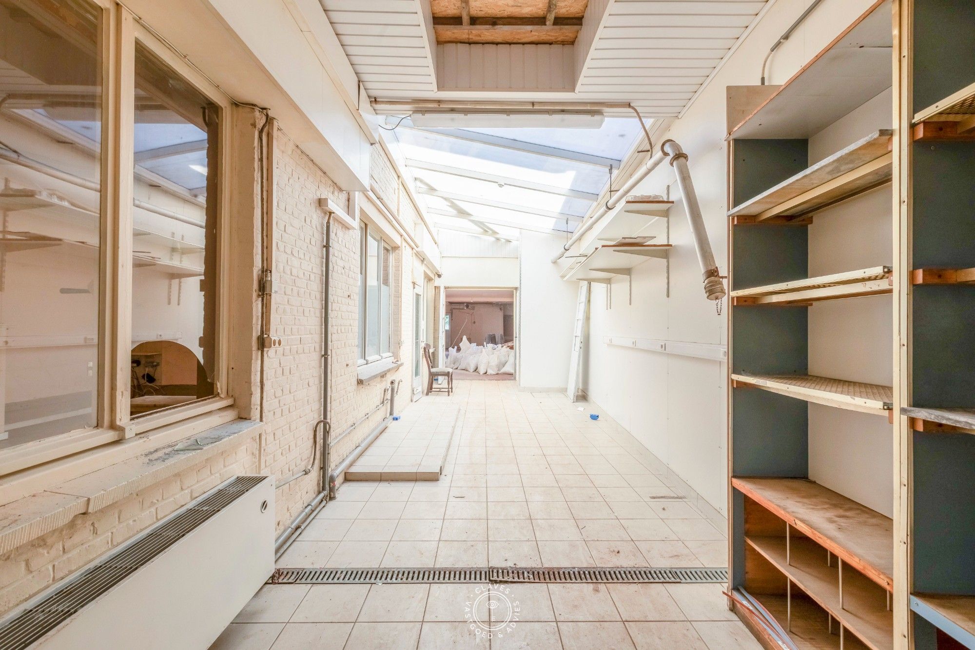 Enorm ruim handelshuis met magazijn op een groot perceel en garages achteraan. foto 6