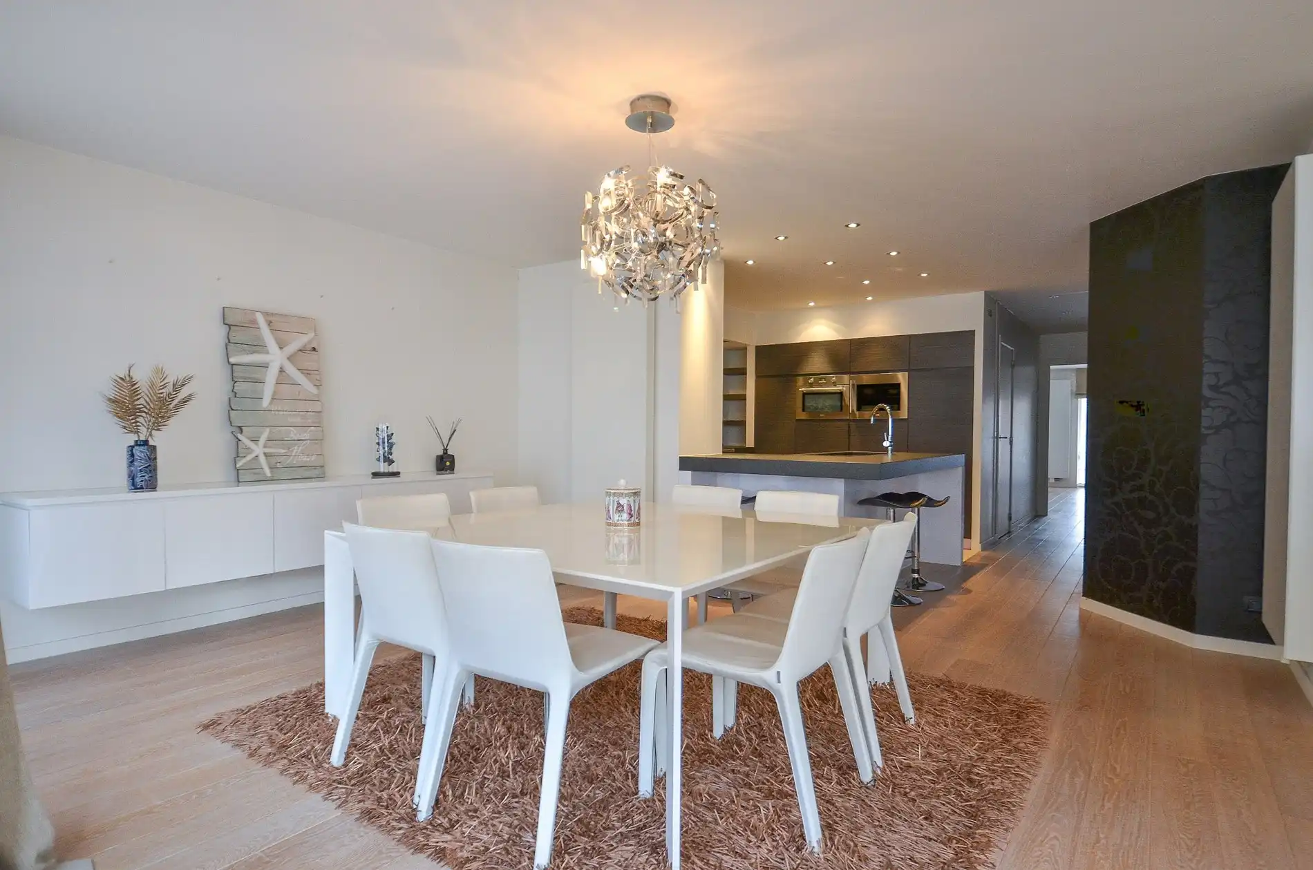 Topaanbieding – Uitzonderlijk ruim appartement gelegen in een stijlvolle residentie. foto 5