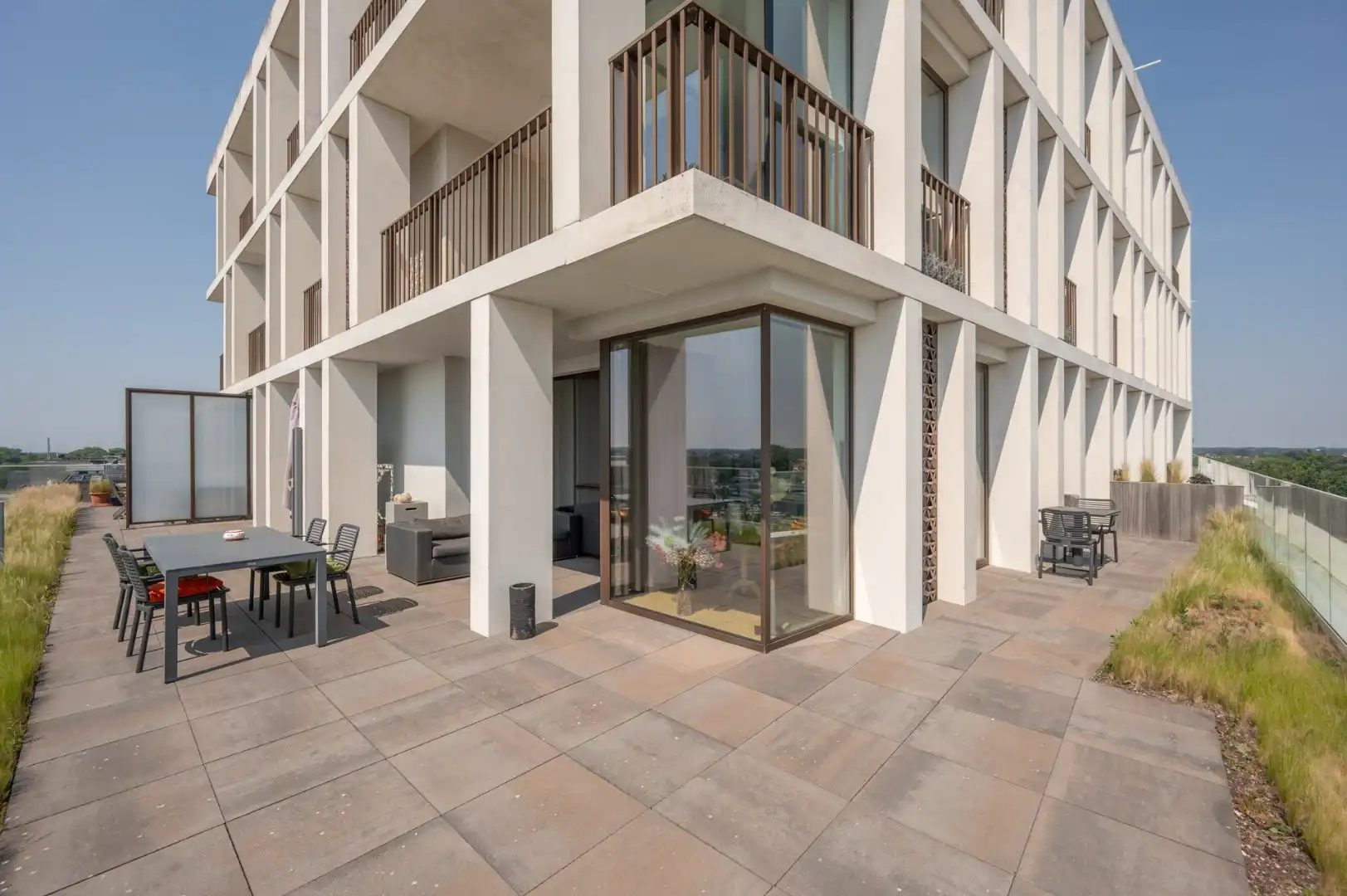 Recent appartement met autostaanplaats op een centrale locatie in Brugge! foto {{pictureIndex}}